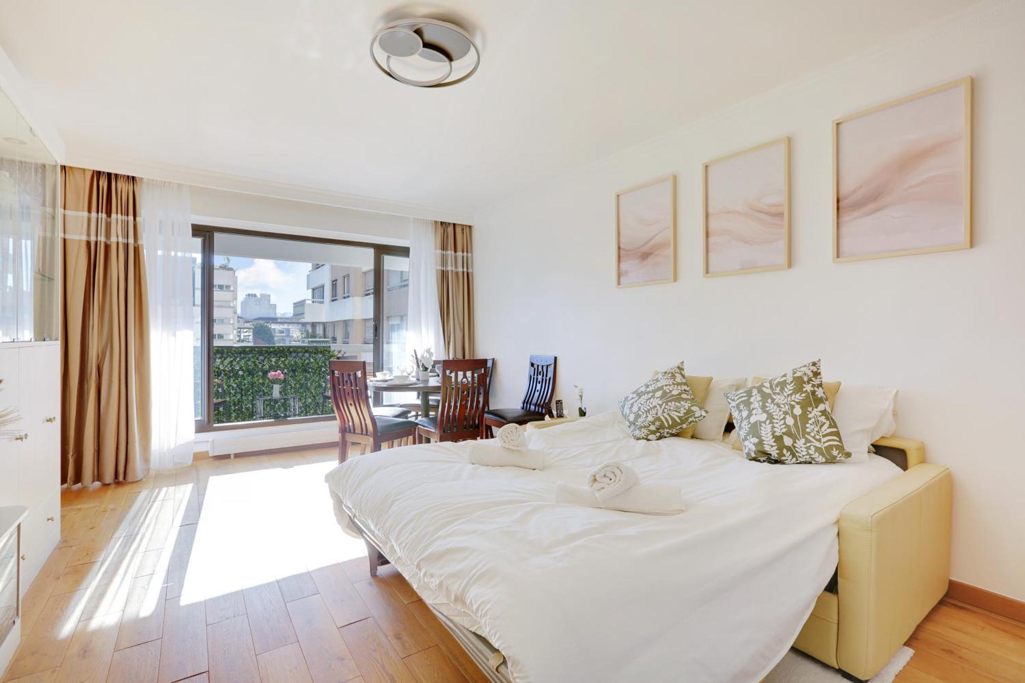 A 1 Minute Du Metro Et Parking Prive Apartamento *