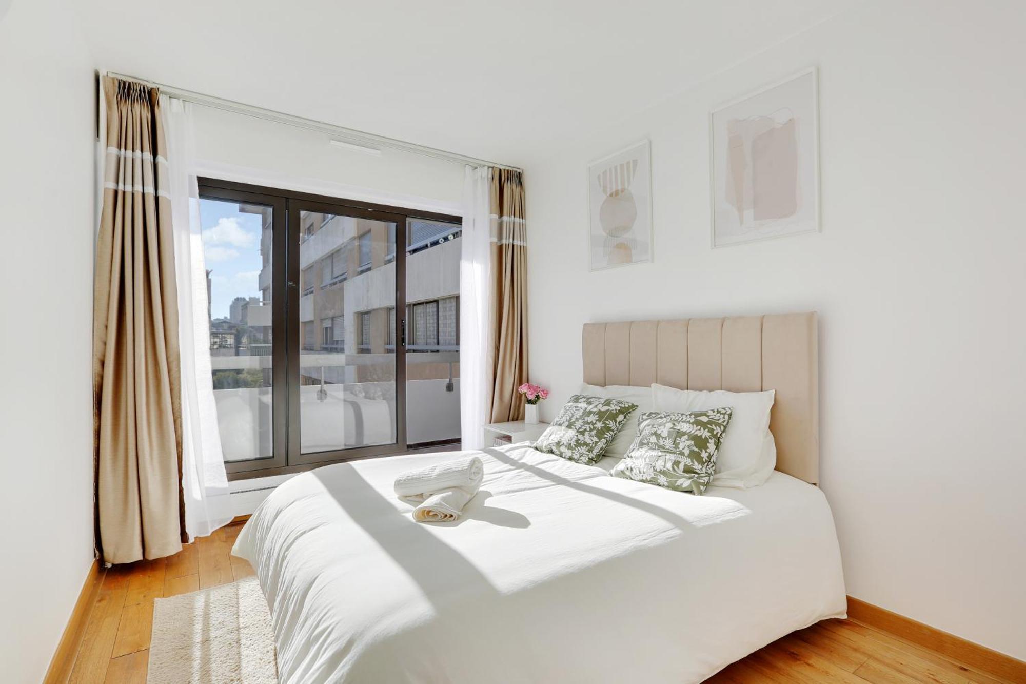 A 1 Minute Du Metro Et Parking Prive Apartamento